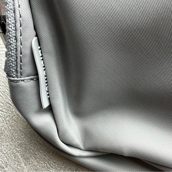 Lululemon Everywhere Belt Bag 1L Silver Drop/White Brand New - Picture 8 of 16